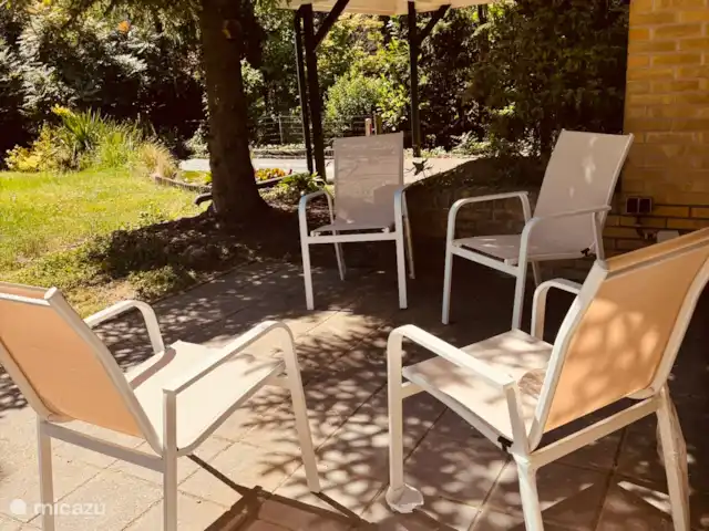 heerlijk prive terras met schaduw en zon de hele dag